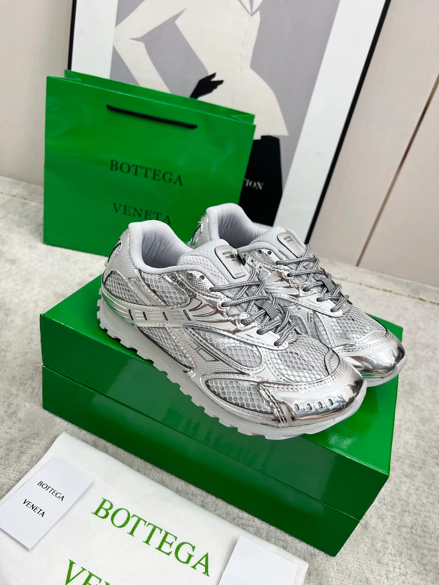 P540. Top version (couples model) Bottega Veneta Bottega Veneta 23ss autumn and winter show BV Orbit sneakers Wang Yibo's same style couples casual shoes dad shoes! Runner sneakers! Original purchase and development!  Made of original lightweight technical mesh fabric, the same as the original version! The process is complicated!  Paired with a rubber outsole designed with a geometric pattern, the high version of the Wang Zha series is actually much taller, but the legs still look slim. Very nice. Durable and playable, standard and version-matching shoe package technology, look for high-end versions. The original outsole is exclusively molded, and the color-blocked TPU outsole is used. The material and weight are the same as the original!  Size: #Female 35-41 (40 and 41 customized sizes are non-refundable) Male 39-45 (45 size customized are non-returnable and exchangeable)